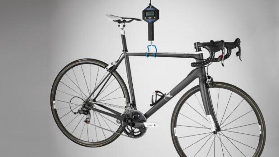 Ax-Lightness Vial Evo Ultra hanging from a set of scales