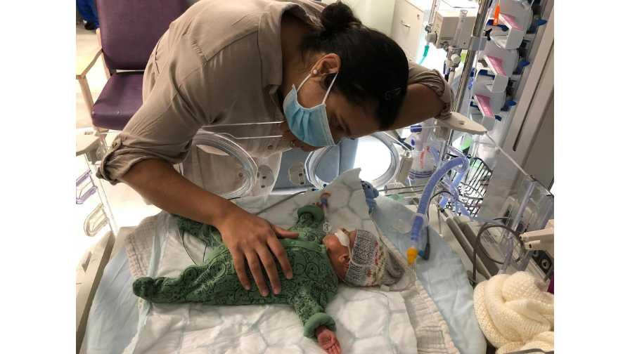 Image of Zalena with her son Sam in hospital