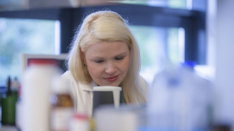 Dr Sylwia Ammoun working in a laboratory.