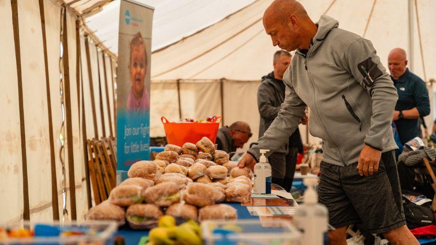 feed station serving packed lunches